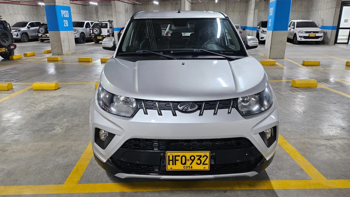 Mahindra KUV100 2019 Gris La Calera