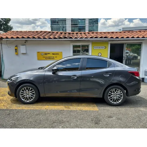 Mazda 2 2023 Gris Medellín