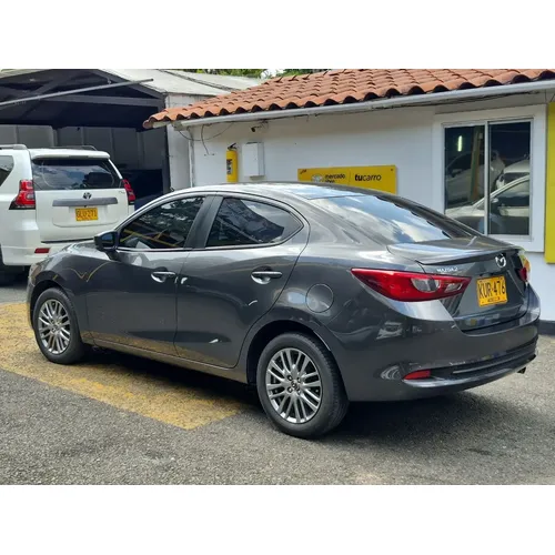 Mazda 2 2023 Gris Medellín