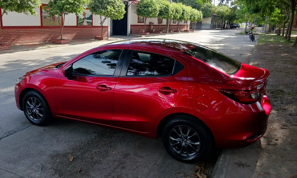 Mazda 2 2022 Rojo Espinal
