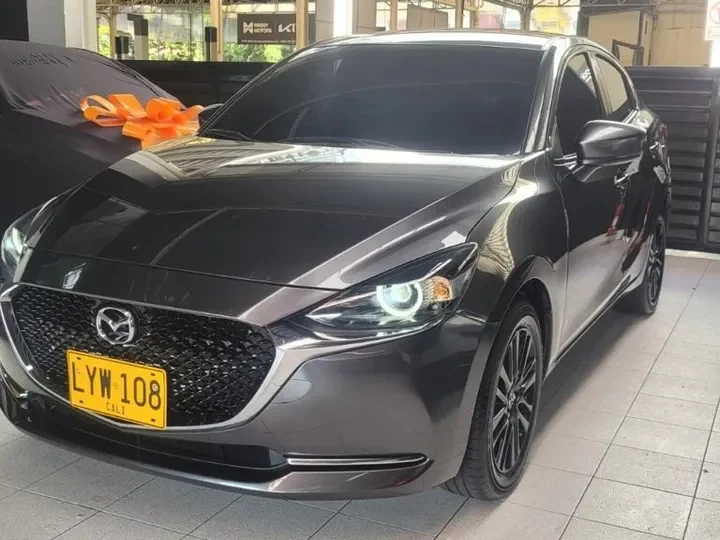 Mazda 2 Grand Touring LX 2024 Gris1