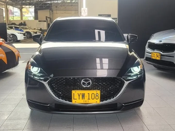 Mazda 2 Grand Touring LX 2024 Gris2