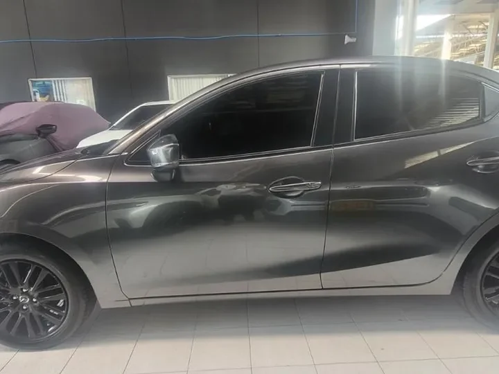Mazda 2 Grand Touring LX 2024 Gris3