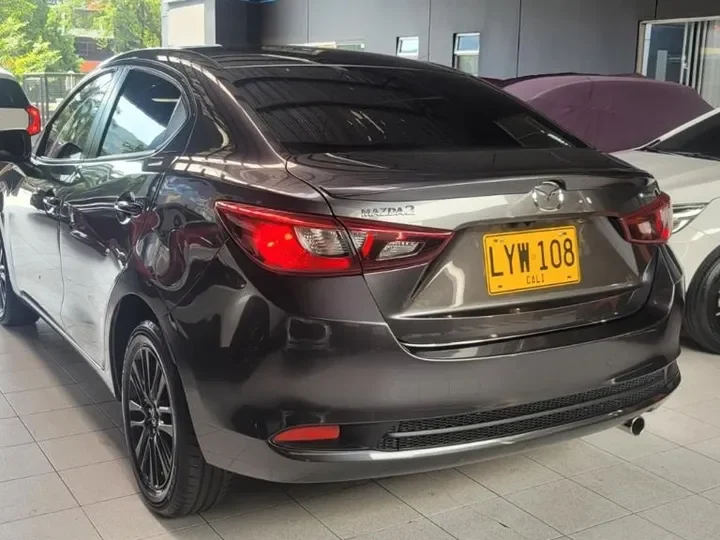 Mazda 2 Grand Touring LX 2024 Gris4