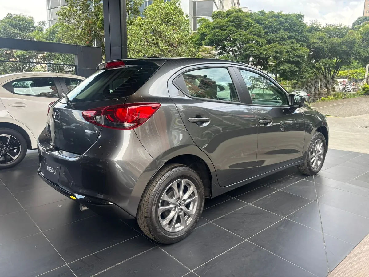 Mazda 2 2026 Gris Medellín