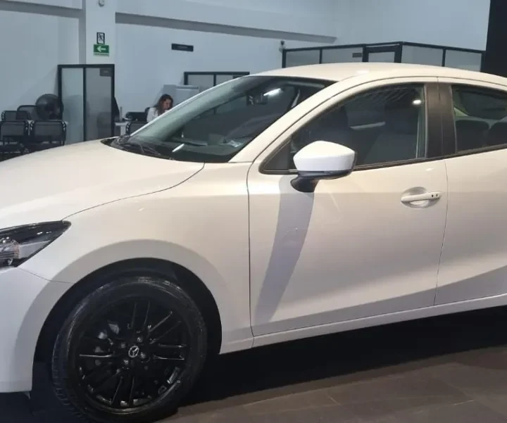 Mazda 2 Sedan Gran Touring sedan 2025 blanco1