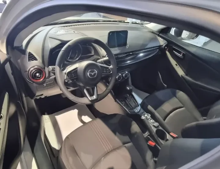 Mazda 2 Sedan Gran Touring sedan 2025 blanco10