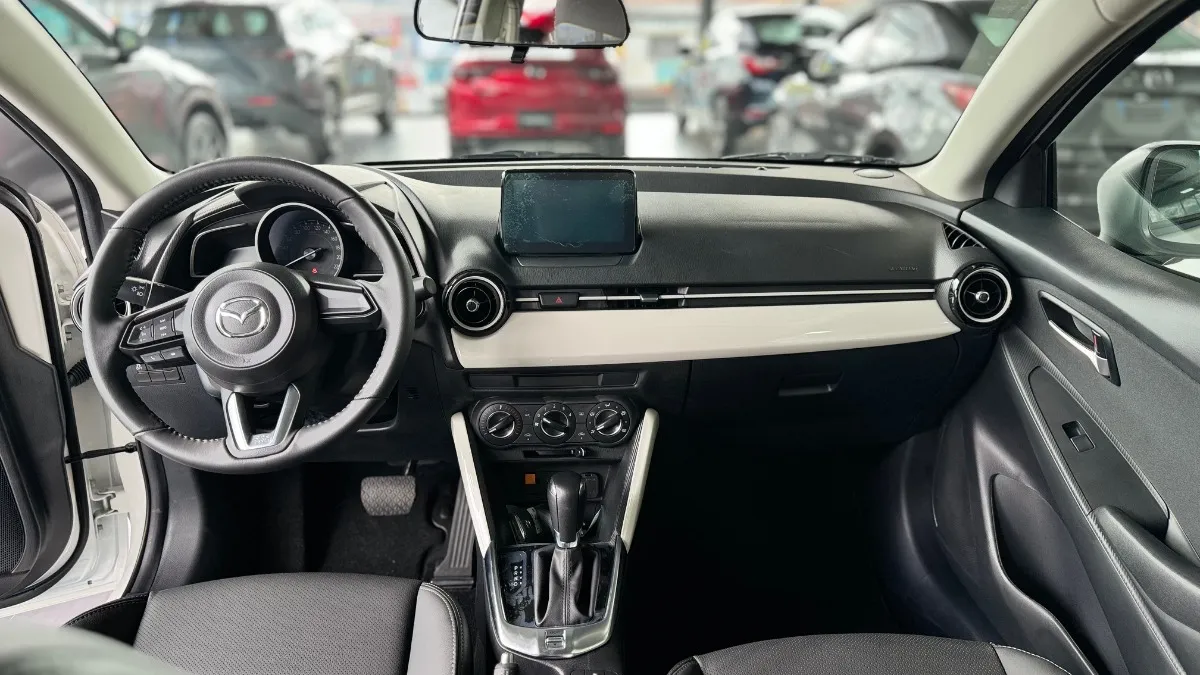 Mazda 2 Sedan Touring At 2025 Blanco
