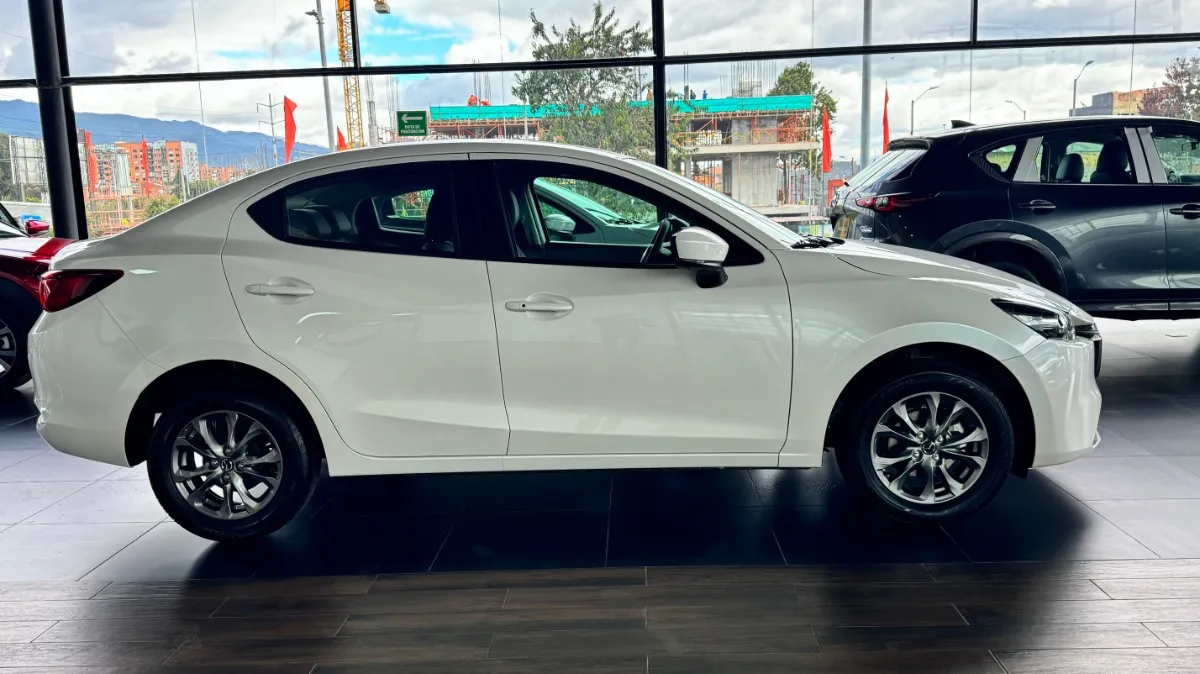 Mazda 2 Sedan Touring At 2025 Blanco