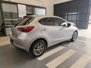 Mazda 2 2022 Gris Pasto