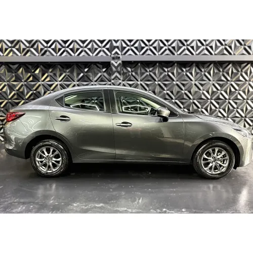 Mazda 2 2024 Gris Bogotá