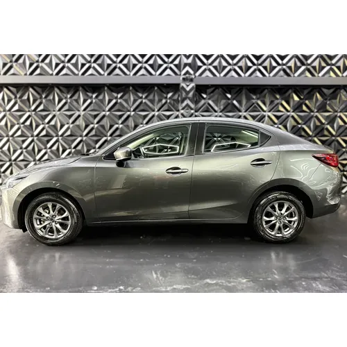 Mazda 2 2024 Gris Bogotá