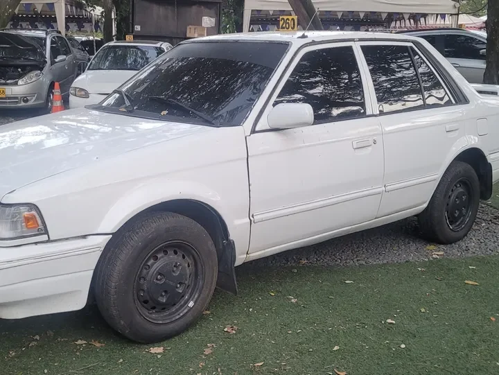 Mazda 323 1.3 Ns 4 p blanco2