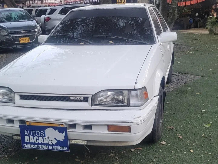 Mazda 323 1.3 Ns 4 p blanco3