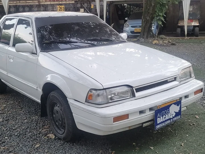 Mazda 323 1.3 Ns 4 p blanco4