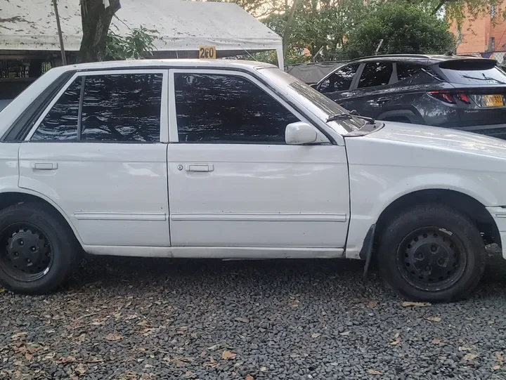 Mazda 323 1.3 Ns 4 p blanco5