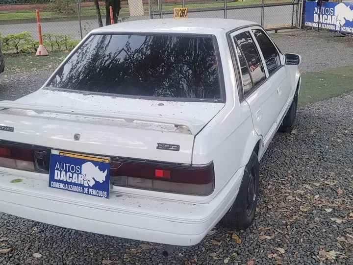 Mazda 323 1.3 Ns 4 p blanco7