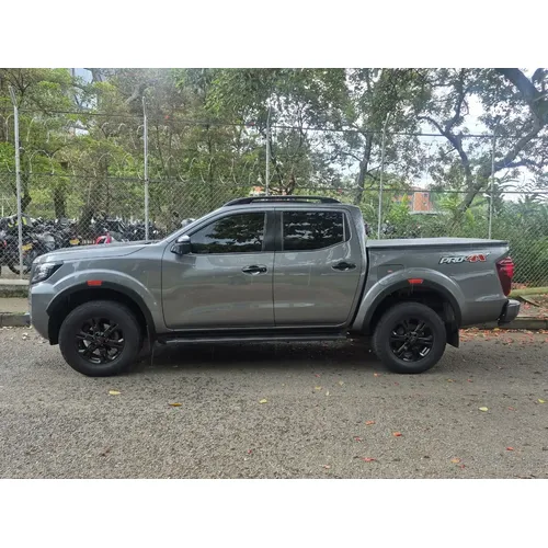 Nissan Frontier 2022 Gris Medellín