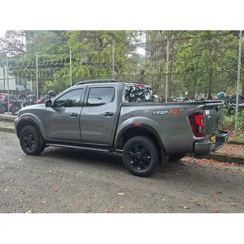 Nissan Frontier 2022 Gris Medellín