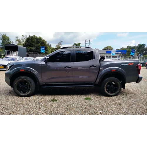 Nissan Frontier 2023 Gris Bogotá