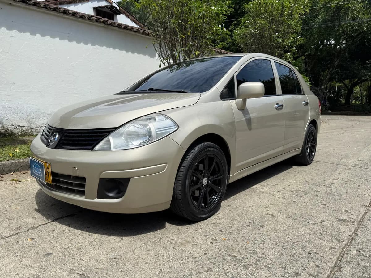 Nissan Tiida 1.8 Emotion 4p 2012 Plateado