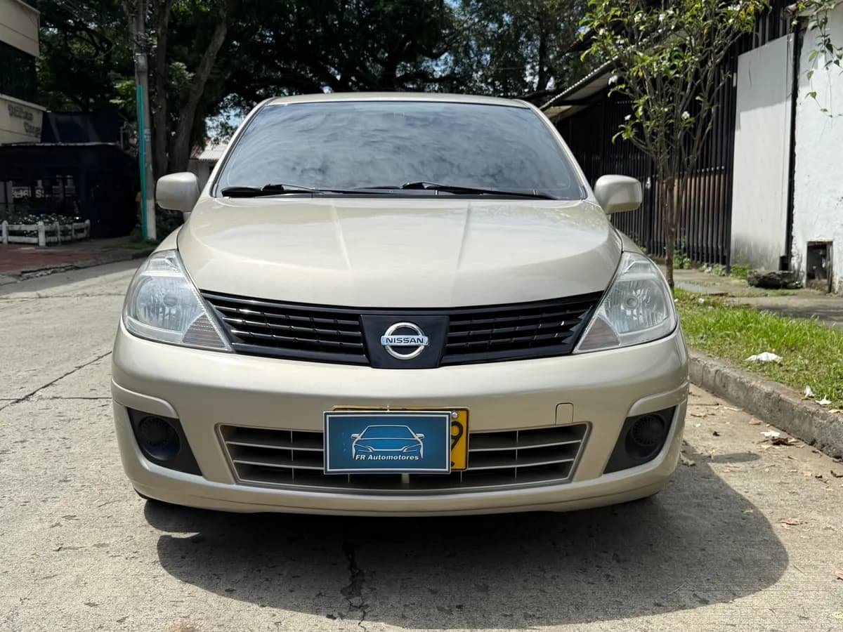 Nissan Tiida 1.8 Emotion 4p 2012 Plateado