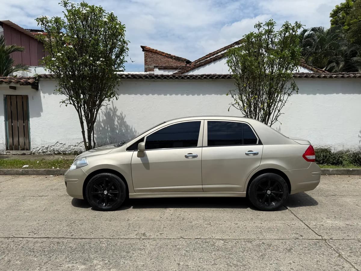 Nissan Tiida 1.8 Emotion 4p 2012 Plateado
