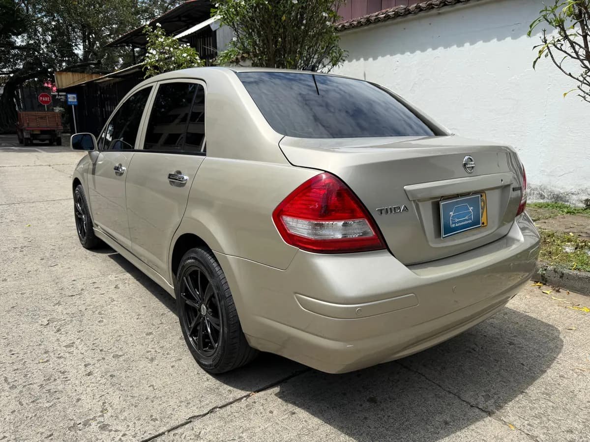 Nissan Tiida 1.8 Emotion 4p 2012 Plateado