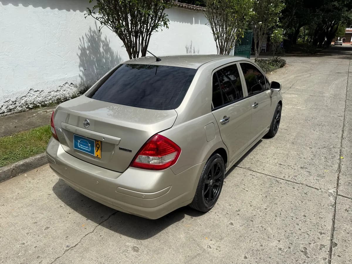 Nissan Tiida 1.8 Emotion 4p 2012 Plateado