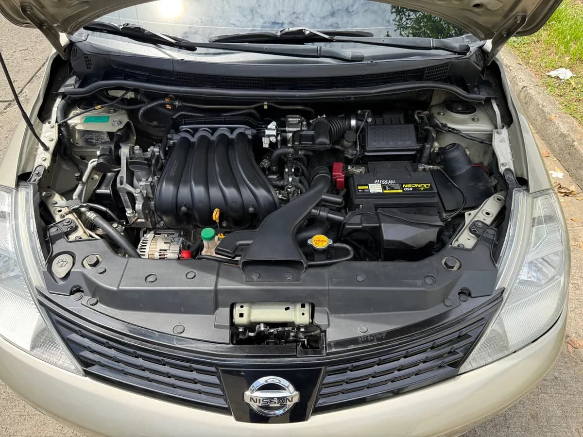 Nissan Tiida 1.8 Emotion 4p 2012 Plateado