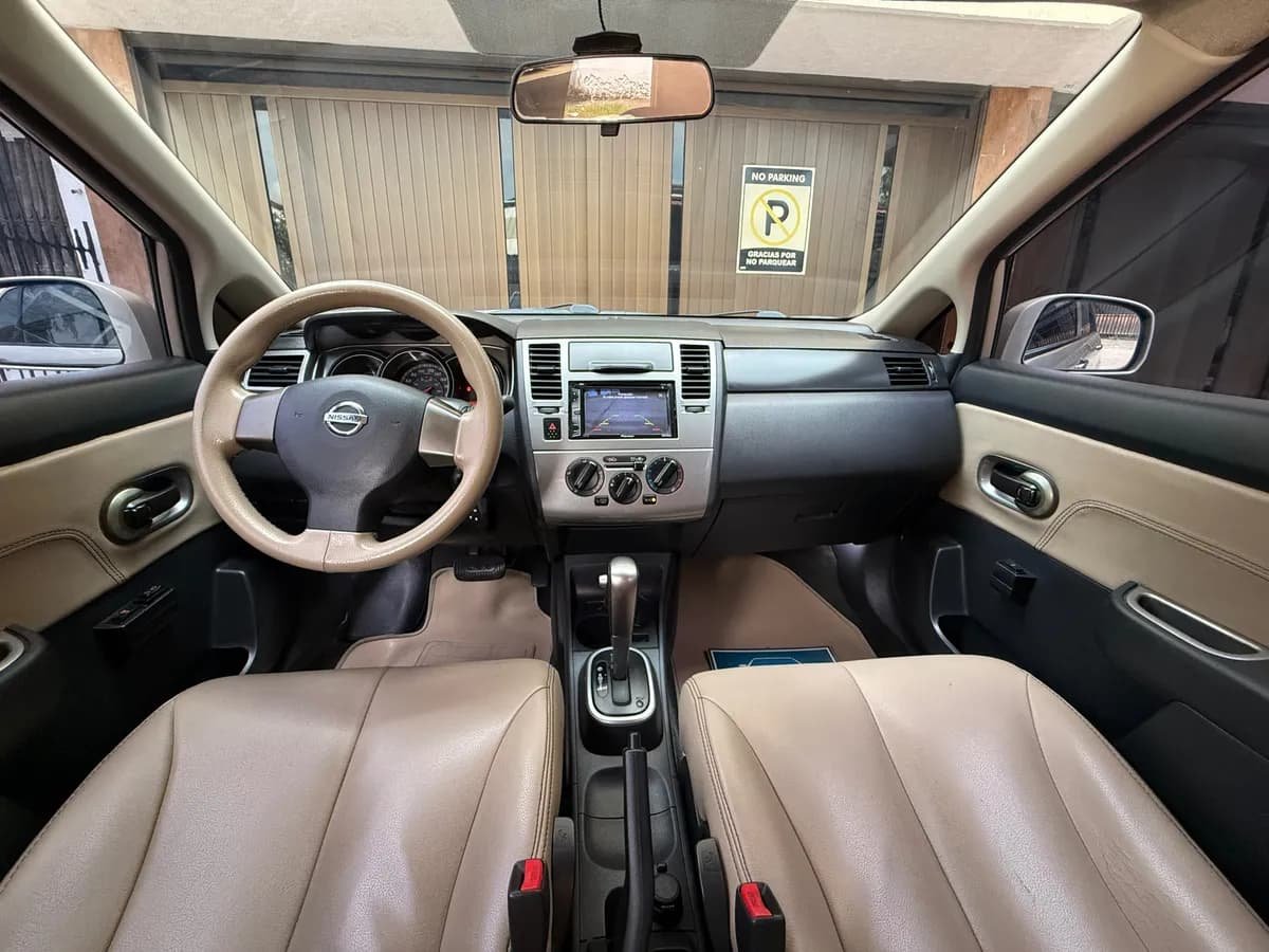 Nissan Tiida 1.8 Emotion 4p 2012 Plateado