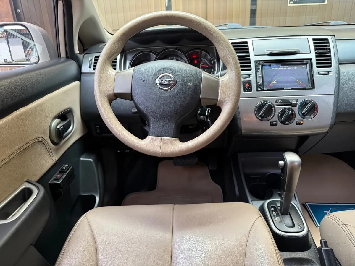 Nissan Tiida 1.8 Emotion 4p 2012 Plateado