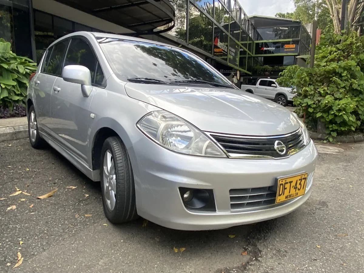 Nissan Tiida 1.8 Premium At 4x2 2012 Plata