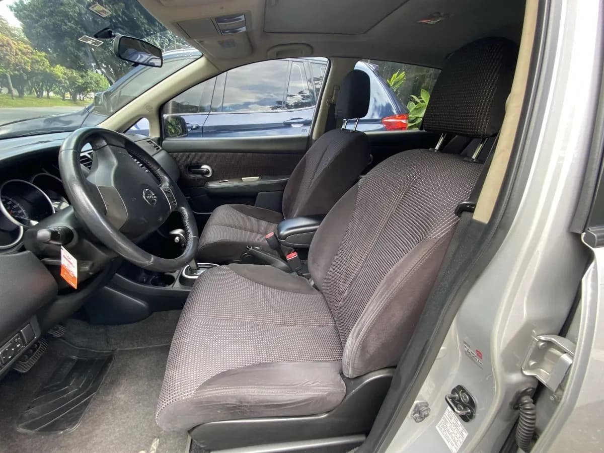 Nissan Tiida 1.8 Premium At 4x2 2012 Plata