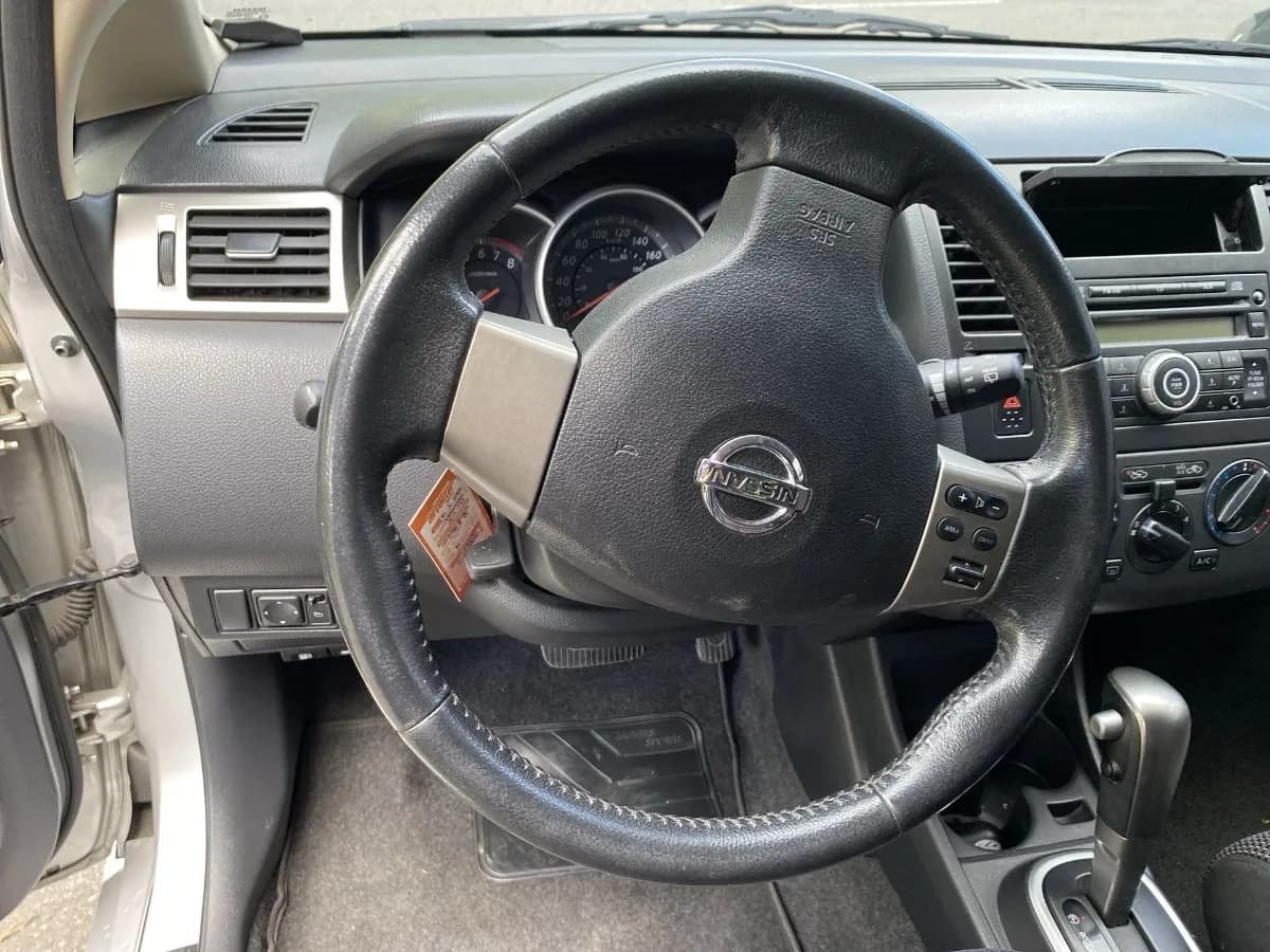 Nissan Tiida 1.8 Premium At 4x2 2012 Plata