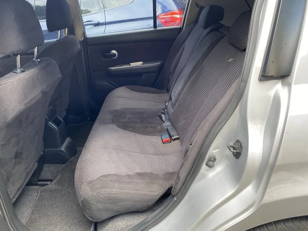 Nissan Tiida 1.8 Premium At 4x2 2012 Plata
