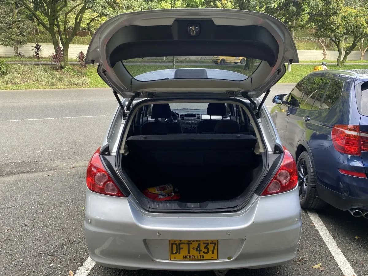 Nissan Tiida 1.8 Premium At 4x2 2012 Plata