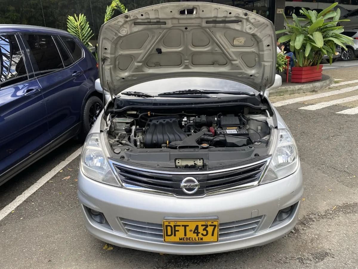 Nissan Tiida 1.8 Premium At 4x2 2012 Plata