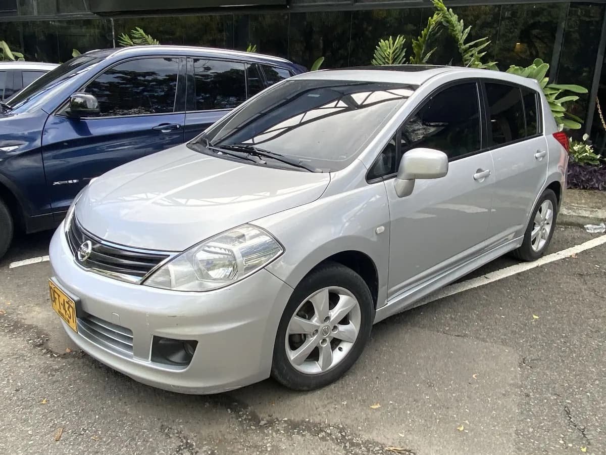 Nissan Tiida 1.8 Premium At 4x2 2012 Plata
