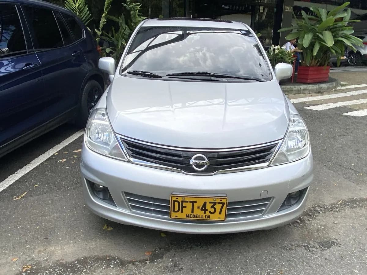 Nissan Tiida 1.8 Premium At 4x2 2012 Plata