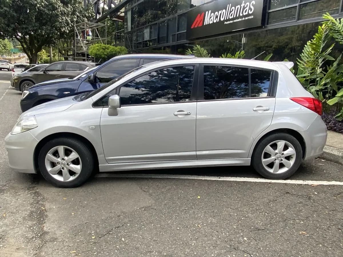 Nissan Tiida 1.8 Premium At 4x2 2012 Plata