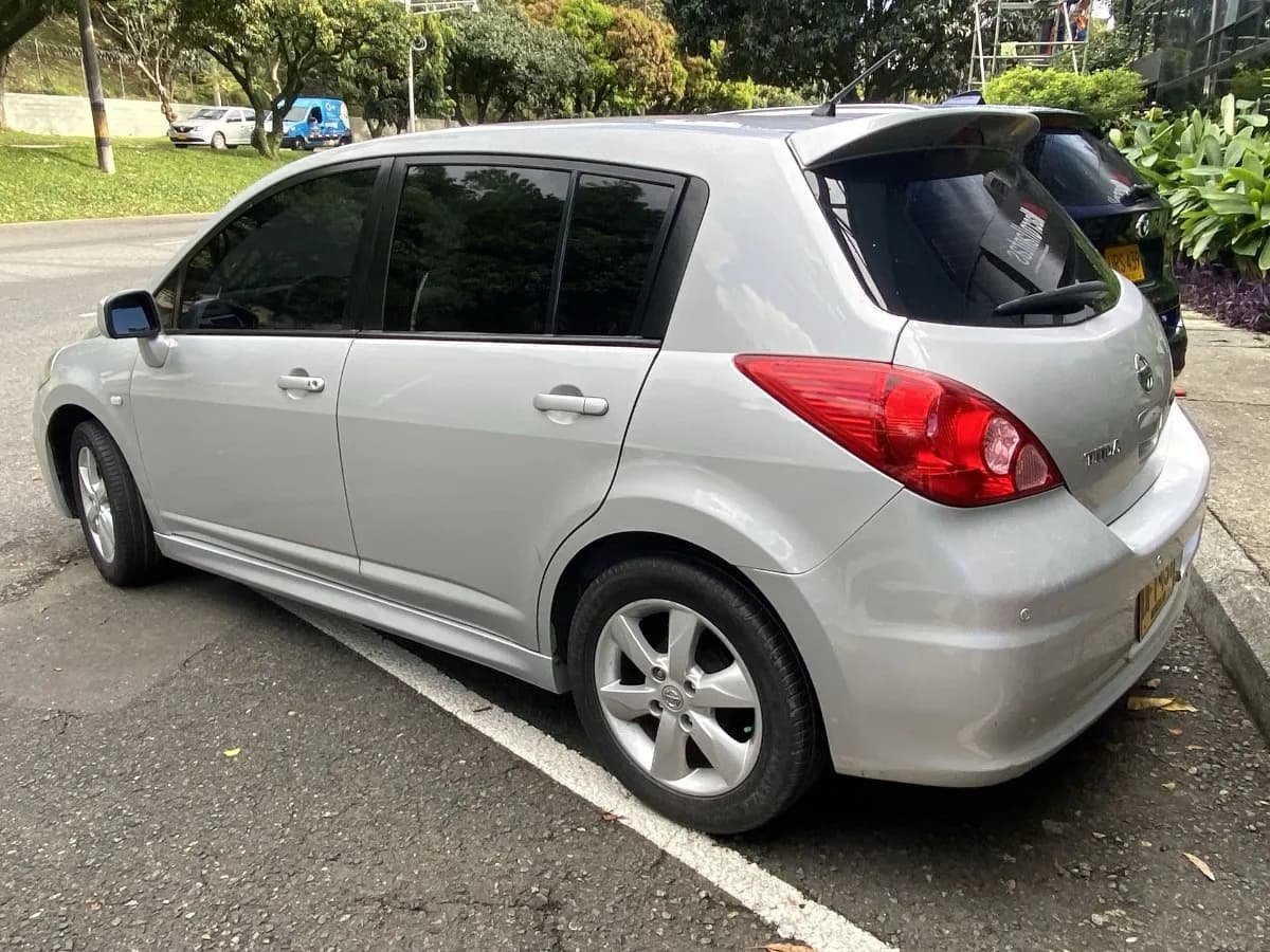 Nissan Tiida 1.8 Premium At 4x2 2012 Plata