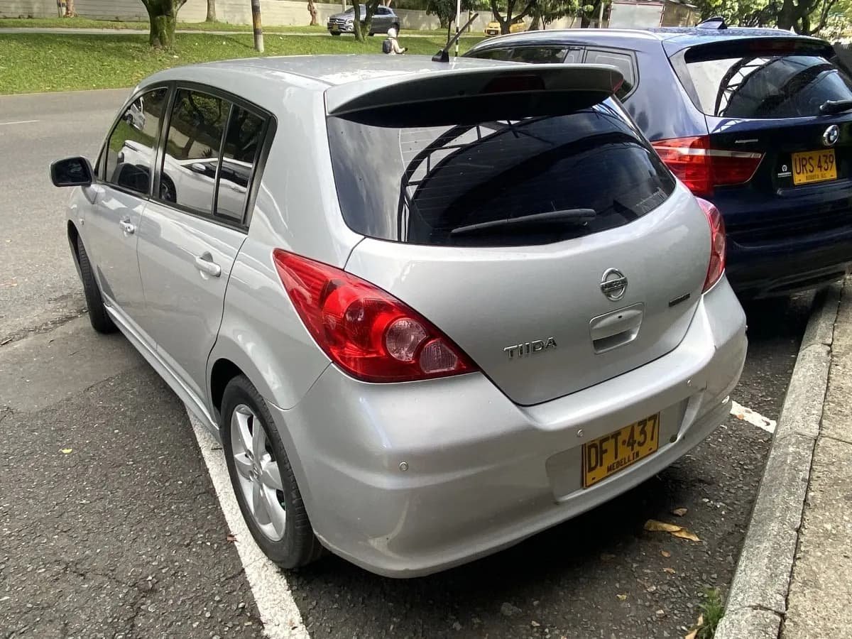 Nissan Tiida 1.8 Premium At 4x2 2012 Plata