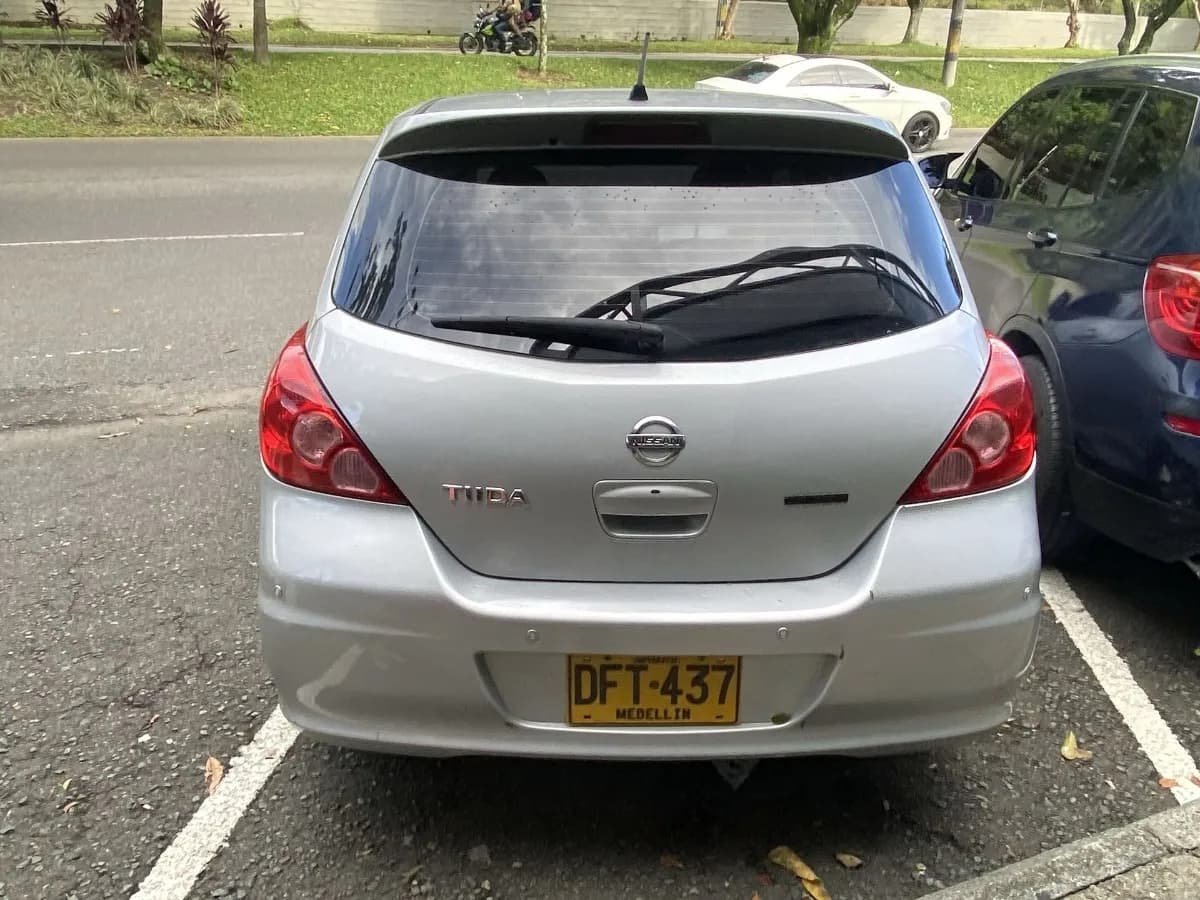 Nissan Tiida 1.8 Premium At 4x2 2012 Plata