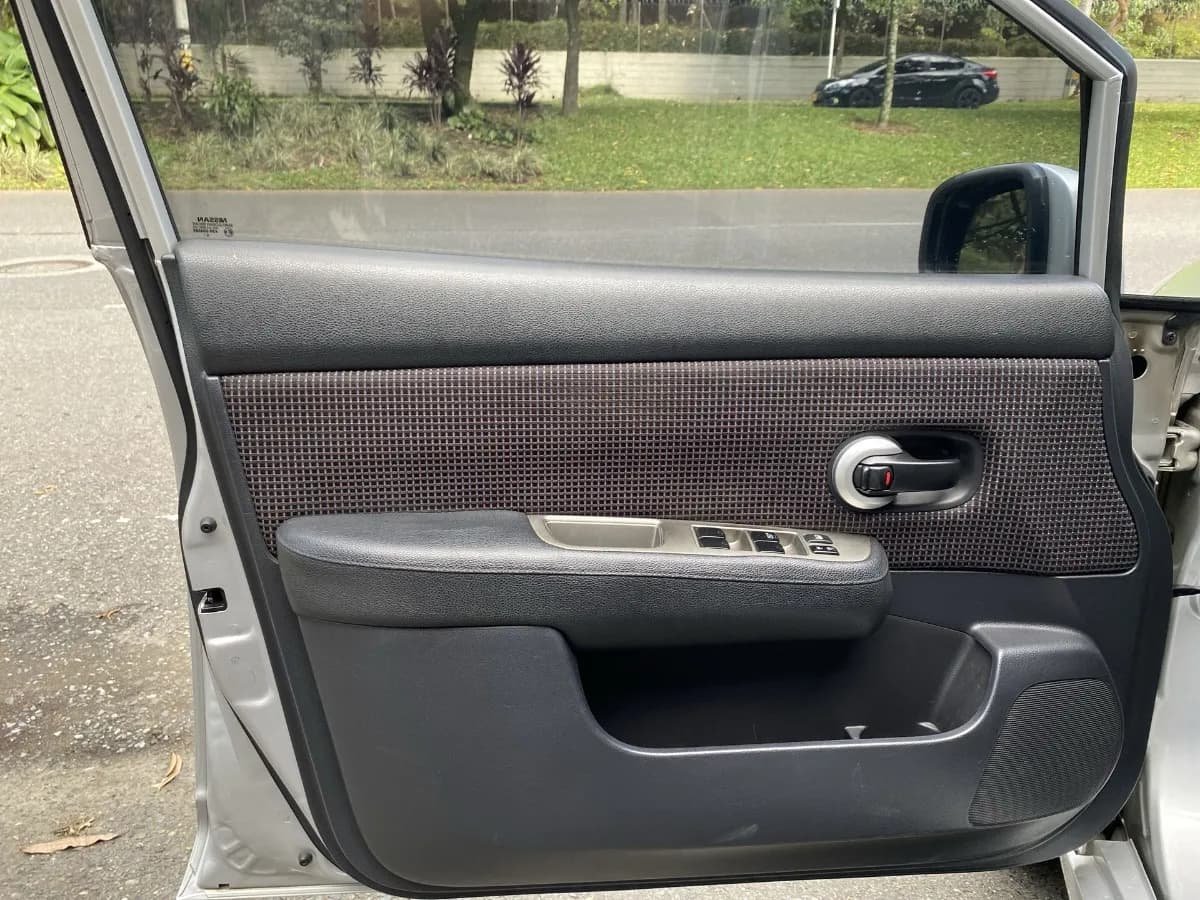 Nissan Tiida 1.8 Premium At 4x2 2012 Plata