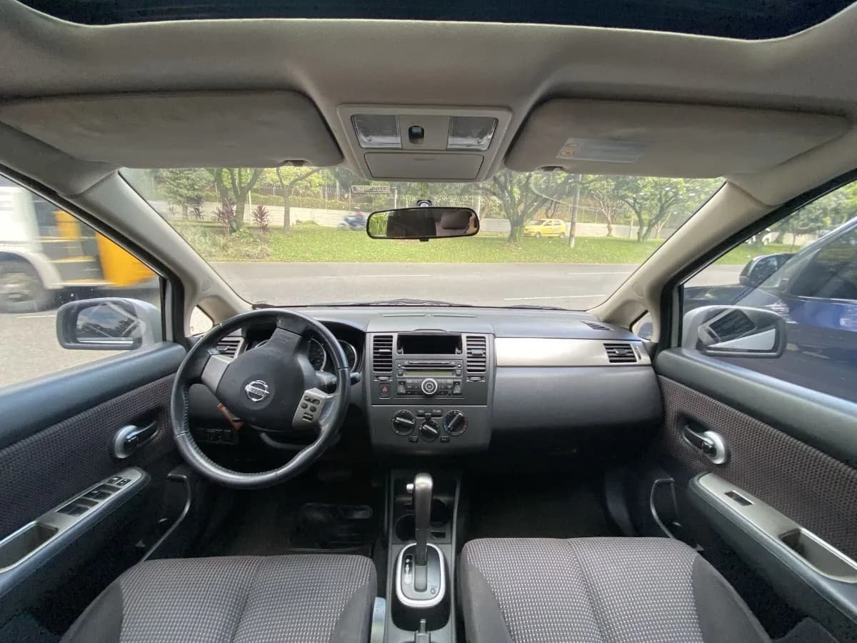 Nissan Tiida 1.8 Premium At 4x2 2012 Plata