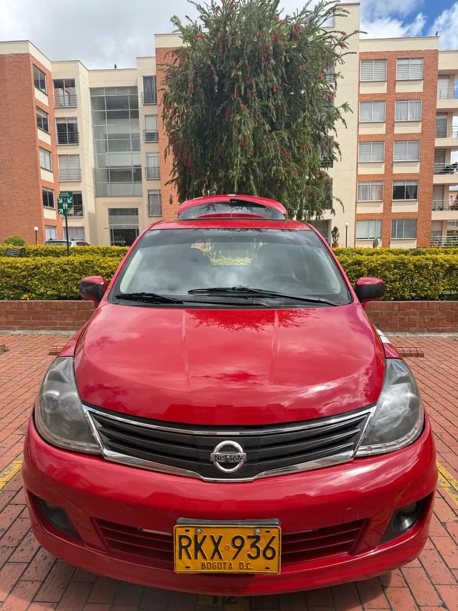 Nissan Tiida 2012 1.8 Premium 5p Rojo