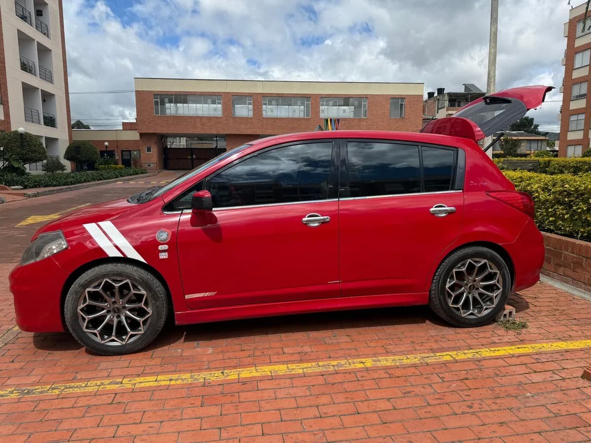 Nissan Tiida 2012 1.8 Premium 5p Rojo