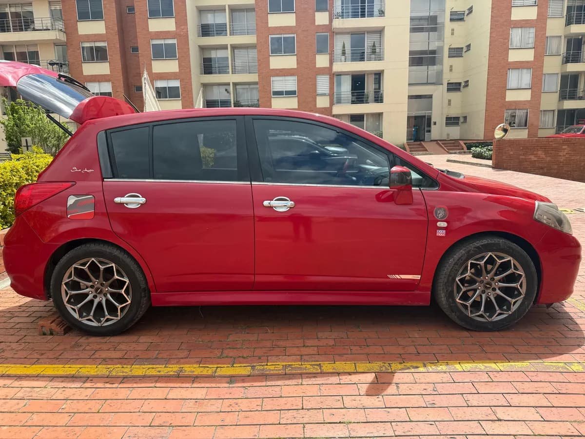 Nissan Tiida 2012 1.8 Premium 5p Rojo