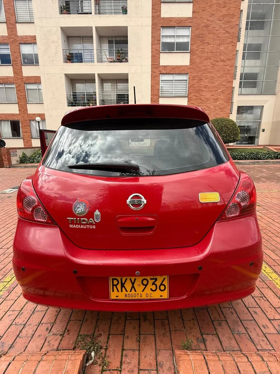 Nissan Tiida 2012 1.8 Premium 5p Rojo